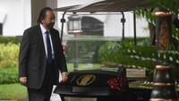 Ketua Umum Partai NasDem Surya Paloh berjalan menuju presidensial lounge di kompleks Istana Kepresidenan Jakarta, Rabu (15/6/2022).