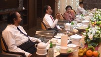 Dalam kesempatan itu Jokowi tampak mengenakan kemeja putih bertulisan Indonesia Maju. Tulisan Indonesia Maju terlihat saat Jokowi membuka jas berwarna hitam yang dia kenakan.