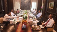 Presiden Joko Widodo (kedua kiri) melakukan jamuan makan siang dengan ketua umum parpol yakni Ketua Umum Partai NasDem Surya Paloh (kiri), Ketua Umum PDI Perjuangan Megawati Soekarnoputri (ketiga), Ketua Umum PKB Muhaimin Iskandar (keempat kiri), Ketua Umum PAN Zulkifli Hasan (kanan), Ketua Umum Partai Gerindra Prabowo Subianto (kedua kanan), Ketua Umum Partai Golkar Airlangga Hartarto (ketiga kanan) dan Ketua Umum PPP Suharso Monoarfa (keempat kanan) di presidensial lounge kompleks Istana Kepresidenan Jakarta, Rabu (15/6/2022). 