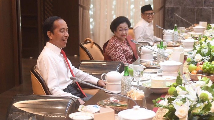 Presiden Joko Widodo makan siang bersama sejumlah ketua partai politik menjelang reshuffle Kabinet Indonesia Maju. Megawati hingga Prabowo tampak hadir di sana.