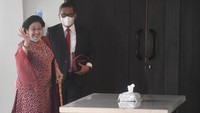 Menjelang reshuffle Kabinet Indonesia Maju, sejumlah ketua umum partai politik tampak mendatangi kompleks Istana Kepresidenan, Jakarta. Salah satunya Ketum PDI Perjuangan Megawati Soekarnoputri.