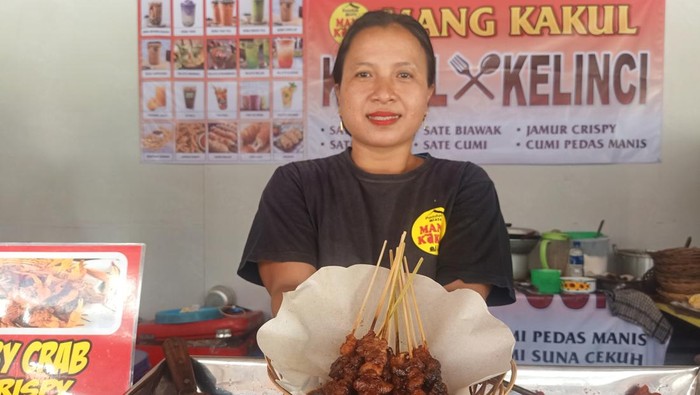 Salah satu kuliner yang mencuri perhatian di stand kuliner Pesta Kesenian Bali (PKB) 2022 adalah menu ekstrem: sate biawak!