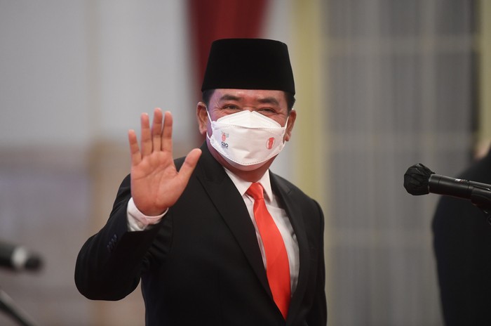 Mantan Panglima TNI Hadi Tjahjanto memberikan salam sebelum upacara pelantikan menteri dan wakil menteri Kabinet Indonesia Maju sisa masa jabatan periode 2019-2024 di Istana Negara, Rabu (15/6/2022). Presiden Joko Widodo secara resmi melantik Menteri Perdagangan Zulkifli Hasan, Menteri ATR/BPN Hadi Tjahjanto, Wamen ATR Raja Juli Antoni, Wamendagri John Wempi Watipo dan Wamenaker Afriansyah Noor. ANTARA FOTO/Akbar Nugroho Gumay/aww.