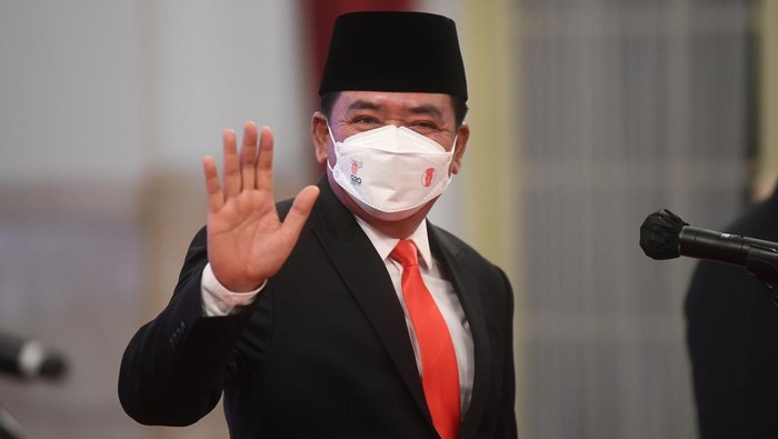 Sepak Terjang Hadi Tjahjanto, Eks Panglima TNI Jadi Menteri ATR Mantan Panglima TNI Hadi Tjahjanto memberikan salam sebelum upacara pelantikan menteri dan wakil menteri Kabinet Indonesia Maju sisa masa jabatan periode 2019-2024 di Istana Negara, Rabu (15/6/2022). Presiden Joko Widodo secara resmi melantik Menteri Perdagangan Zulkifli Hasan, Menteri ATR/BPN Hadi Tjahjanto, Wamen ATR Raja Juli Antoni, Wamendagri John Wempi Watipo dan Wamenaker Afriansyah Noor. ANTARA FOTO/Akbar Nugroho Gumay/aww.