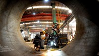Seorang pekerja bekerja di pabrik peralatan turbin angin Zhongshan di Zona Pengembangan Ekonomi dan Teknologi Lianyungang, Jiangsu, Tiongkok timur, Rabu, (15/6/2022).