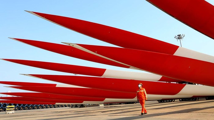 Seperti Ini Pembuatan Menara Turbin Angin, Serba Besar dan Megah LIANYUNGANG, CHINA - JUNE 15, 2022 - A worker works on a production line at the Black Tower workshop of Zhongshan Wind Power Equipment Company in lianyungang Economic and Technological Development Zone, East China's Jiangsu Province, June 15, 2022. Industrial production rose 0.7 percent year-on-year in May, the National Bureau of Statistics (NBS) said Tuesday. On a month-on-month basis, the added value of industrial enterprises above designated size increased by 5.61 percent in May compared with the previous month. From January to May, the added value of industrial enterprises above designated size increased by 3.3 percent year-on-year. (Photo credit should read CFOTO/Future Publishing via Getty Images)