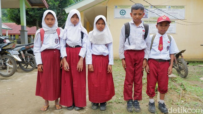 Siswa SD di Bone bawa parang ke sekolah untuk melewati hutan dan sungai.