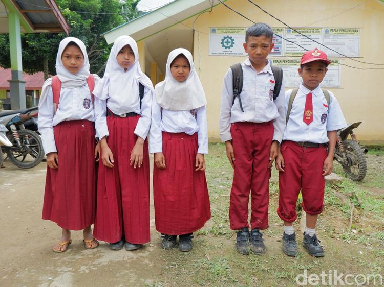 Potret Siswa SD di Bone yang Jalan Kaki 7 Km-Lewati Hutan Ada Binatang Buas