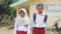 Yudding (12) dan adiknya Nursabbi (11) punya impian besar dalam hidupnya yakni bercita-cita menjadi polisi dan guru. Foto: (Agung Pramono/detikSulsel)