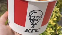 Satu buket ayam goreng KFC siap disantap! Tapi hati-hati, ini bukan ayam goreng asli, melainkan slime. Foto: TikTok @gtcreationslime