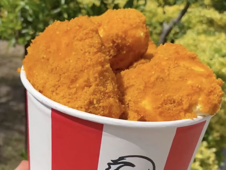 TikTokers Ini Bikin Kreasi Slime yang Sangat Mirip Makanan Sungguhan!