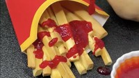 Bahkan kentang goreng khas McDonald’s pun bisa dibentuk dari adonan slime. Mirip kentang goreng asli ya! Foto: TikTok @gtcreationslime