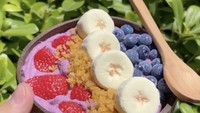 Makanan sehat smoothie bowl yang dilengkapi buah-buahan segar ini tentu saja bukan makanan sungguhan, tapi slime. Foto: TikTok @gtcreationslime