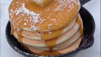 Keren! TikTokers ini pun bisa membuat kreasi slime menyerupai tumpukan pancake dengan mentega dan sirup maple. Foto: TikTok @gtcreationslime