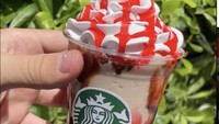 Minuman slime ala starbuck manis dengan krim dan sirup stroberi ini terlihat sangat menyegarkan. Foto: TikTok @gtcreationslime