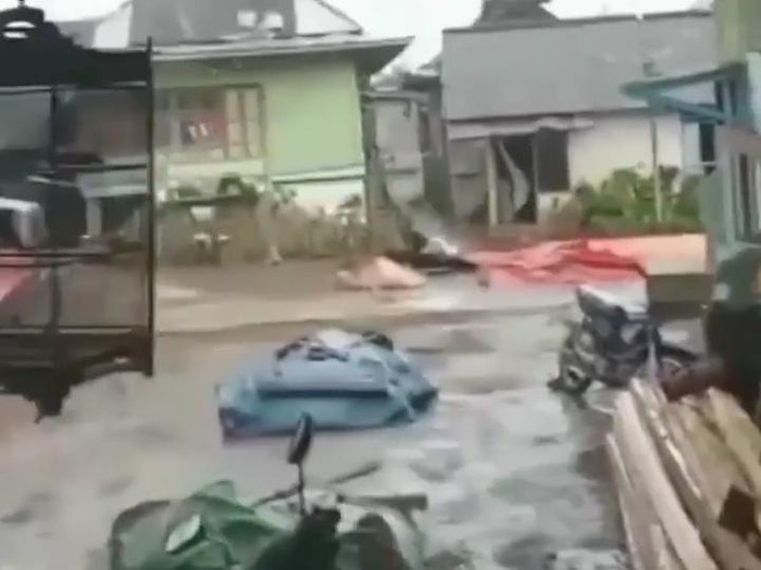 Tangkapa layar video saat angin puting beliung menerjang dua desa di Lahat