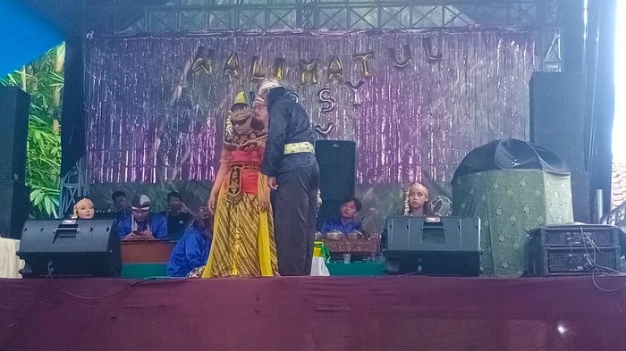 Tarian sintren di Cirebon.