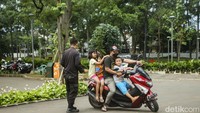 Pengunjung disarankan untuk menuju ke 10 taman lain mulai dari Monas hingga Kebun Bibit Srengseng.