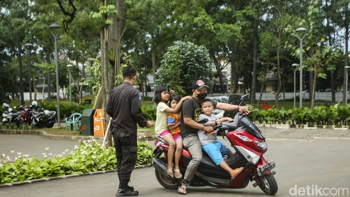 Tebet Eco Park Tutup Pengunjung Putar Balik Taman Honda atau Tebet Eco Park menutup diri dari kunjungan hingga akhir bulan ini. Pengunjung yang sudah terlanjur datang pun kecele dan kembali pulang.