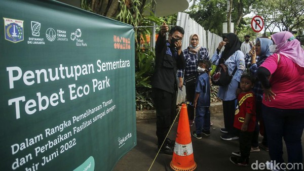 Sejumlah pengunjung tak bisa masuk ke Taman Tebet Eco Park, Jakarta, Rabu (13/6/2022). 