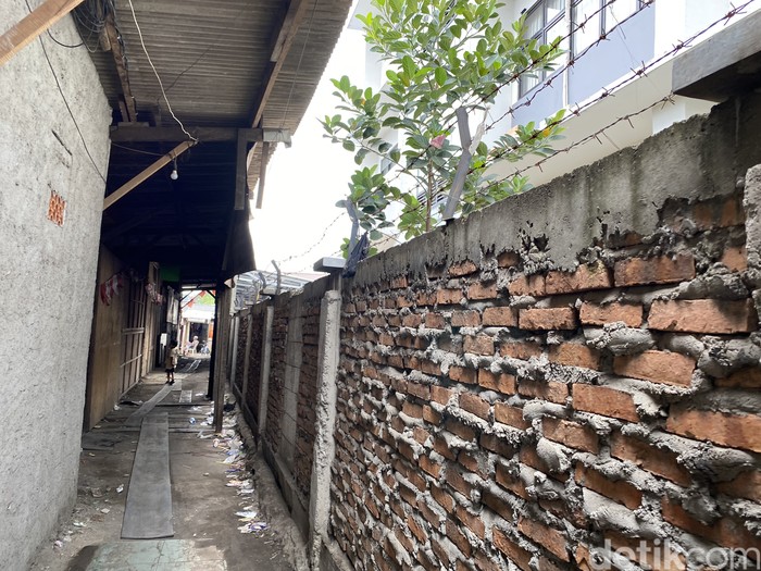 Tembok SMKN 69 yang halangi permukiman warga, di Cakung, Jakarta Timur, 15 Juni 2022. (Annisa Rizky Fadhila/detikcom)