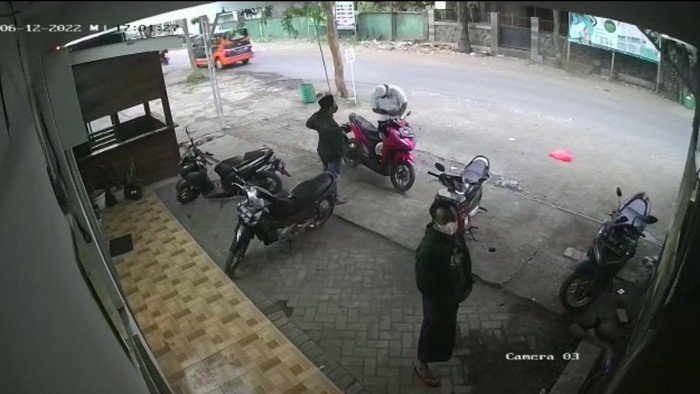 Tiga maling motor yang terekam CCTV