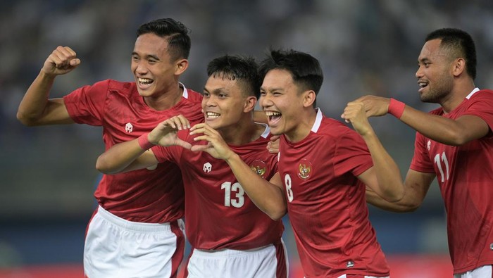 Pesepak bola Timnas Indonesia Rachmat Irianto (kedua kiri) berselebrasi dengan rekan-rekannya usai membobol gawang Timnas kuwait dalam laga perdana Grup A Kualifikasi Piala Asia 2023 di Stadion Internasional Jaber Al Ahmad, Kuwait, Rabu (8/6/2022). Indonesia menang dengan skor 2-1. ANTARA FOTO/Humas PSSI/app/YU