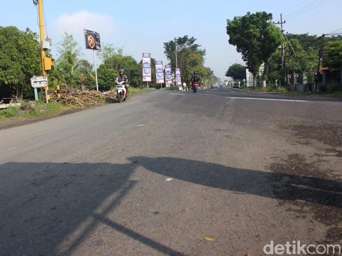 Kontur jalan yang miring dan sedikit menanjak, menjadi salah satu pemicu truk muat tebu nopol AG 9688 UW terguling dan menewaskan 4 penumpang. Kondisi jalan tersebut dinilai berbahaya untuk kendaraan angkutan barang.