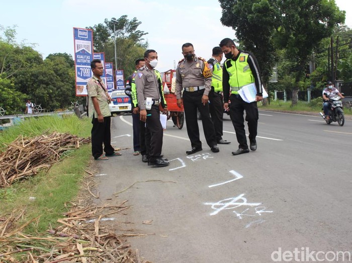 Polisi menggelar olah TKP tergulingnya truk Mitsubishi nopol AG 9688 UW muat tebu, yang menewaskan 4 penumpang. Polisi memeriksa semua faktor yang menjadi penyebab kecelakaan maut tersebut.