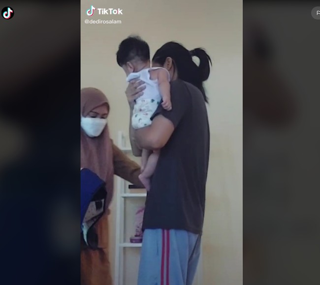 Lulusan S-1 Teknik Komputer tapi semenjak 2019 jadi pengangguran. 2019 (istri dulu masih pacar) lolos jadi PNS dan aku nggak lulus. Banyak teman PNSnya yang deketin istriku tapi lebih pilih aku, tulis akun TikTok @dedirosalam. Foto: Dok. TikTok @dedirosalam.