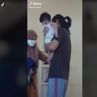 Lulusan S-1 Teknik Komputer tapi semenjak 2019 jadi pengangguran. 2019 (istri dulu masih pacar) lolos jadi PNS dan aku nggak lulus. Banyak teman PNSnya yang deketin istriku tapi lebih pilih aku, tulis akun TikTok @dedirosalam. Foto: Dok. TikTok @dedirosalam.