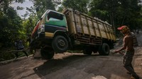 Diketahui, hujan deras yang mengguyur kawasan tersebut menyebabkan penghubung jalan antarkabupaten Lebak-Pandeglang tersebut ambles.