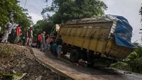 Kondisi itu kerap menimbulkan kerugian hingga korban jiwa akibat kendaraan tidak kuat menanjak dan terjatuh ke jurang.