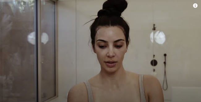 Kim Kardashian menghapus makeup di wajahnya dalam tayangan YouTube di channel SKKN BY KIM, merek skincare dan kosmetik miliknya. Foto: Dok. YouTube SKKN BY KIM