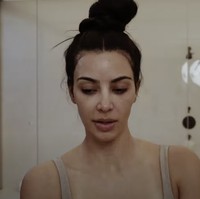 Kim Kardashian menghapus makeup di wajahnya dalam tayangan YouTube di channel SKKN BY KIM, merek skincare dan kosmetik miliknya. Foto: Dok. YouTube SKKN BY KIM