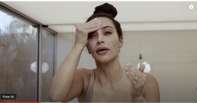 Mantan istri Kanye West itu mengaplikasikan sabun pembersih wajah dari merek skincare dan kosmetikny SKKN BY KIM yang akan dirilis pada 21 Juni 2022 ini. Foto: Dok. YouTube SKKN BY KIM