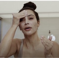Mantan istri Kanye West itu mengaplikasikan sabun pembersih wajah dari merek skincare dan kosmetikny SKKN BY KIM yang akan dirilis pada 21 Juni 2022 ini. Foto: Dok. YouTube SKKN BY KIM