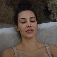 Dalam tayangan video yang diunggahnya Kim mengatakan dia senang akhirnya bisa memperkenalkan skincare routine yang kerap dilakukannya memakai SKKN BY KIM. Ada sembilan rangkaian produk skincare yang digunakannya. Foto: Dok. YouTube SKKN BY KIM