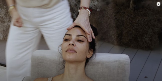 Setelah wajahnya bebas dari makeup, Kim Kardashian berbaring di sofa untuk mendapatkan perawatan wajah dari ahli kecantikan Joanna Czech. Sang ahli akan mengaplikasikan produk skincare Kim untuk memperlihatkan pada penonton YouTube khasiat dari SKKN BY KIM. Foto: Dok. YouTube SKKN BY KIM