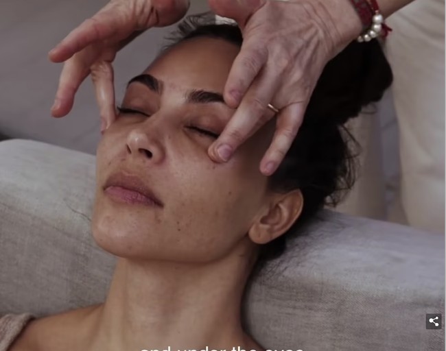 Seperti inilah wajah asli Kim Kardashian tanpa makeup yang jarang terkespos. Kim tetap percaya diri memperlihatkan wajahnya yang memiliki beberapa spot hitam. Foto: Dok. YouTube SKKN BY KIM