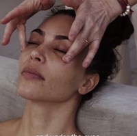 Seperti inilah wajah asli Kim Kardashian tanpa makeup yang jarang terkespos. Kim tetap percaya diri memperlihatkan wajahnya yang memiliki beberapa spot hitam. Foto: Dok. YouTube SKKN BY KIM