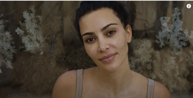 Dan inilah wajah Kim Kardashian setelah sembilan rangkaian skincare digunakannya. Kakak Kylie dan Kendall Jenner itu merasa wajahnya tetap glowing meskipun tanpa makeup. Foto: Dok. YouTube SKKN BY KIM