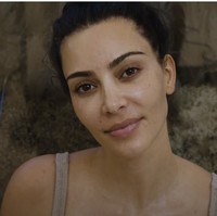 Dan inilah wajah Kim Kardashian setelah sembilan rangkaian skincare digunakannya. Kakak Kylie dan Kendall Jenner itu merasa wajahnya tetap glowing meskipun tanpa makeup. Foto: Dok. YouTube SKKN BY KIM