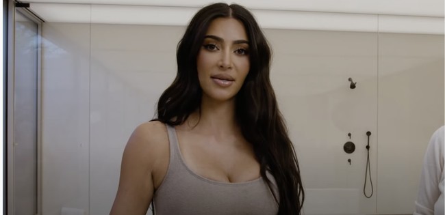 “Oke jadi aku akan mencuci wajahku. Aku memakai banyak sekali makeup. Ini seperti hari-hari kerjaku, dengan makeup sebanyak ini,” katanya dalam tayangan video. Foto: Dok. YouTube SKKN BY KIM