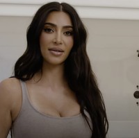 “Oke jadi aku akan mencuci wajahku. Aku memakai banyak sekali makeup. Ini seperti hari-hari kerjaku, dengan makeup sebanyak ini,” katanya dalam tayangan video. Foto: Dok. YouTube SKKN BY KIM