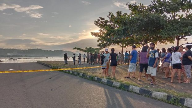 Warga berbondong-bondong menyaksikan peristiwa abrasi air laut sebabkan jembatan ambruk dan 10 rumah hanyut (detikcom/Trisno Mais).