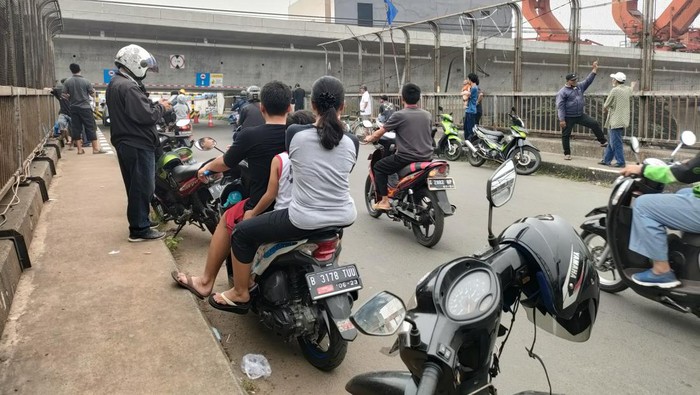 Warga ramai-ramai menonton Jembatan Antilope yang dinarasikan Tol Becakayu Amblas. (Foto: Dwi R/detikcom)
