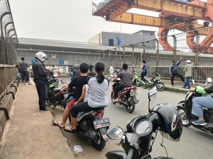 Jembatan Bekasi yang Diviralkan Becakayu Amblas Jadi Tontonan Warga