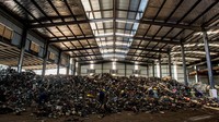 Bahan-bahan daur ulang tersebut diantaranya berupa besi tua hingga rongsokan.