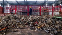 Terlihat ratusan velg motor usang dikumpulkan untuk dilebur kembali menjadi aluminium.